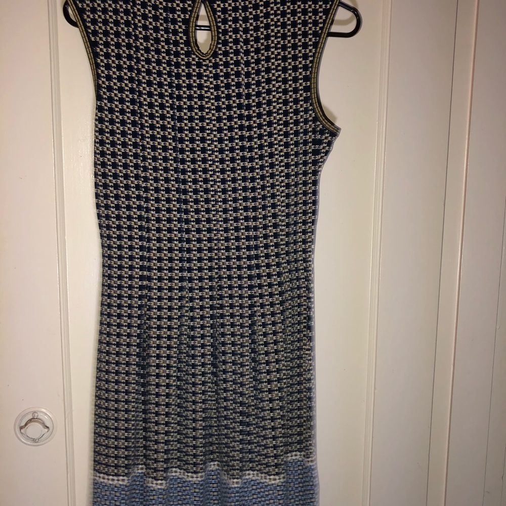 Fit and Flare geometrical sleeveless.